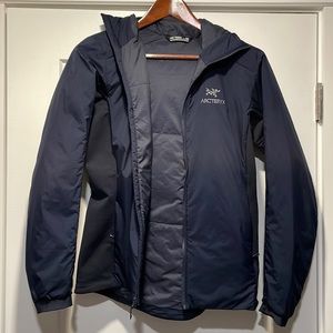 Arcteryx women’s navy blue lightweight insulated hooded jacket (size: M)